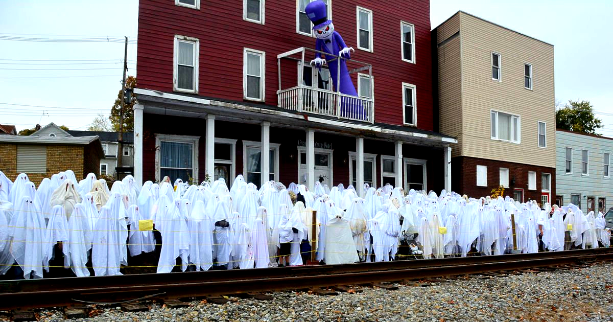 Largest gathering of people dressed as ghosts: world record set in Windber (VIDEO)