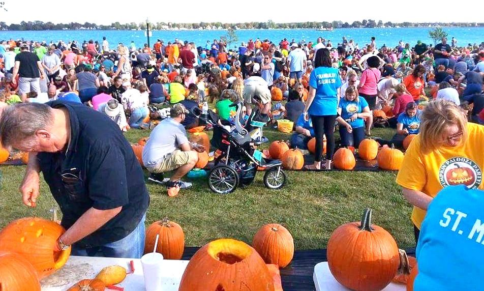 Most people carving pumpkins simultaneously: world record set in Marine City (VIDEO) 