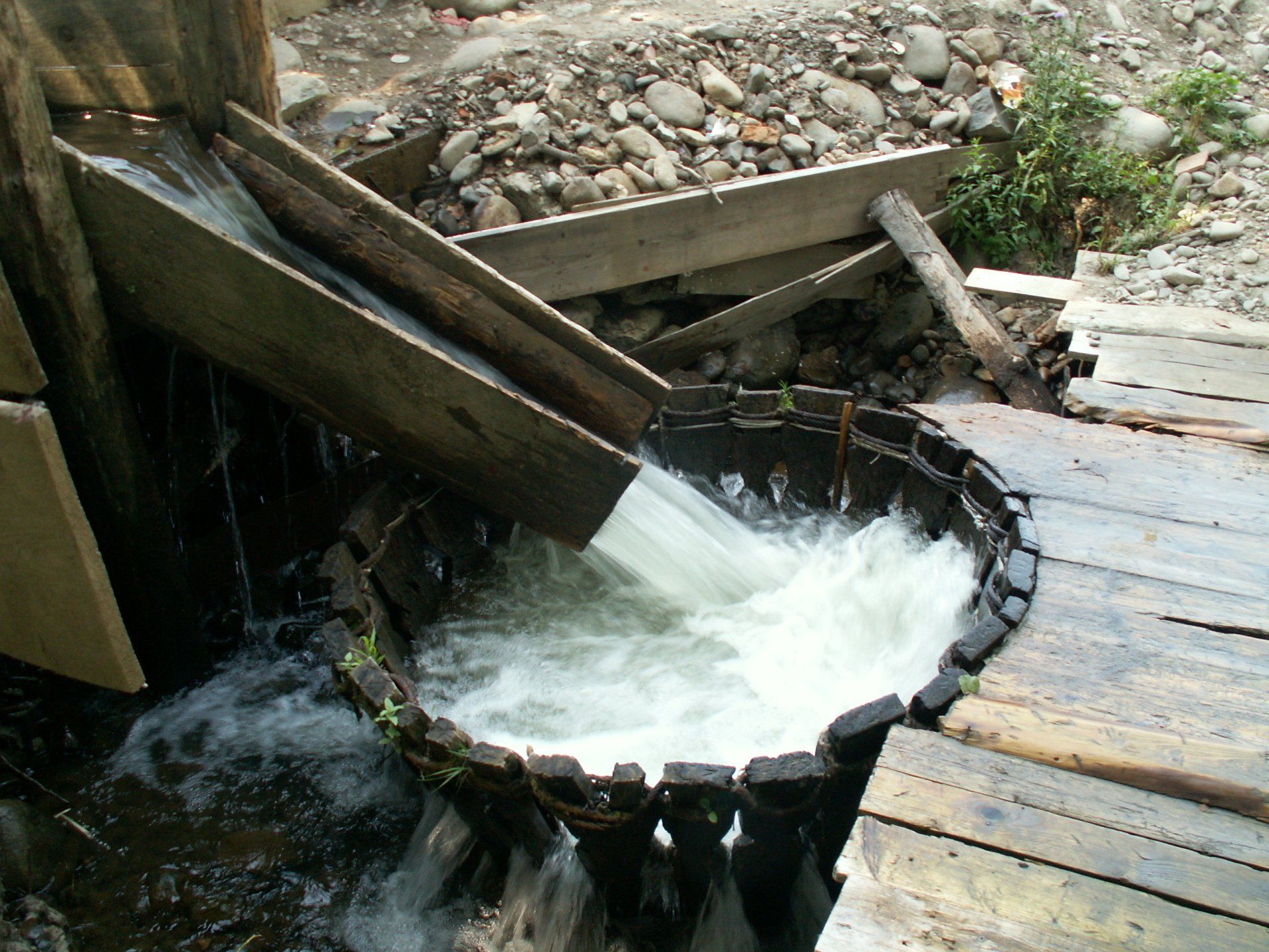 World's first natural washing machine: Romanian whirlpool (vortex)