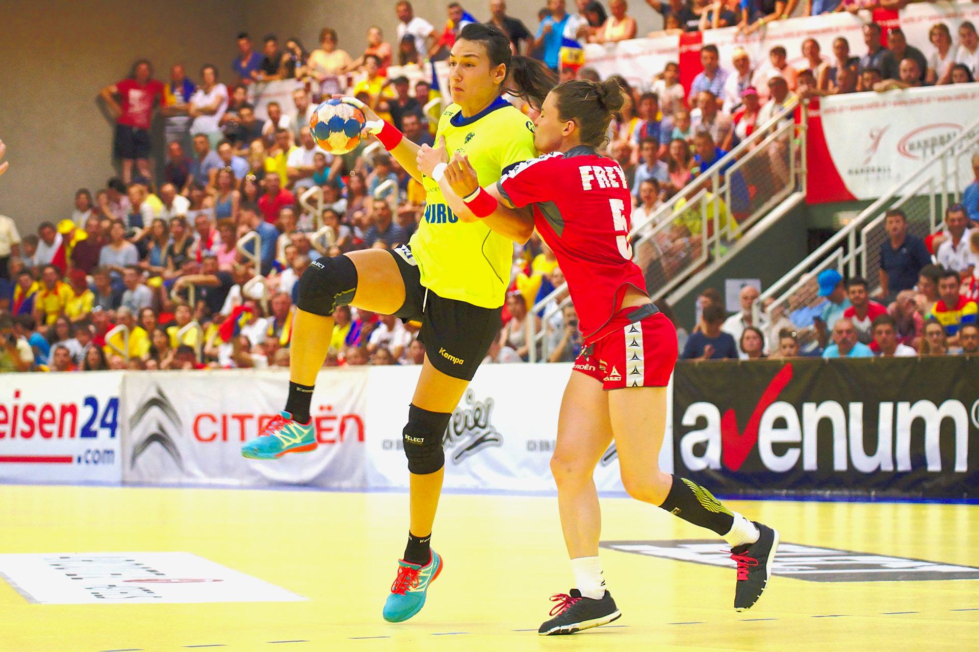 
  World's first female handball player to win three Player of the Year awards: Cristina Neagu sets world record (VIDEO)