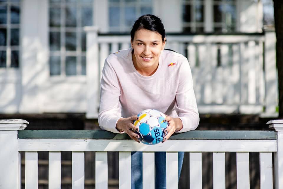 World's first female handball player to win three Player of the Year awards: Cristina Neagu sets world record (VIDEO)