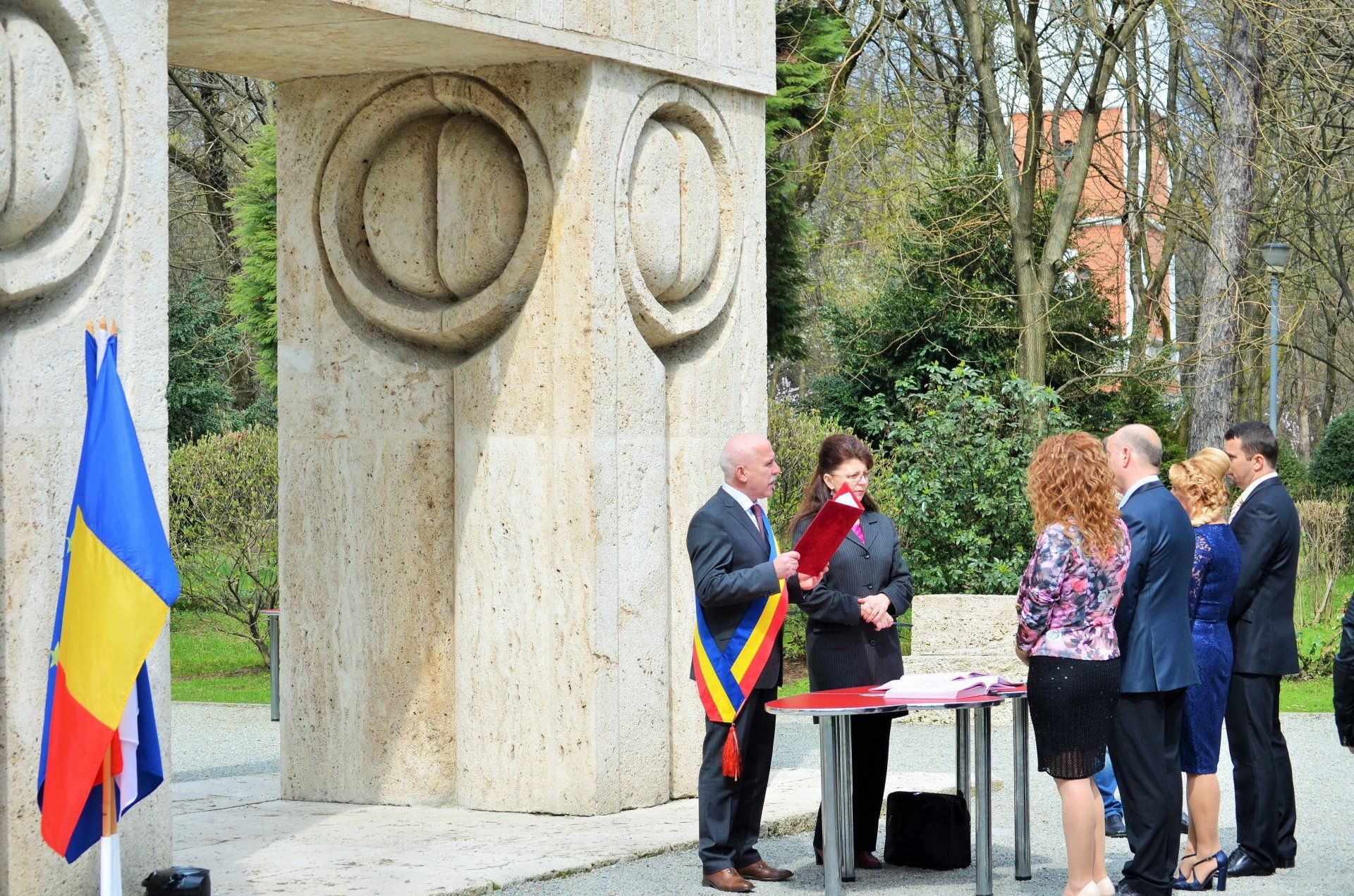 Largest monument to the kiss: The Gate Of The Kiss by Constantin Brancusi sets world record