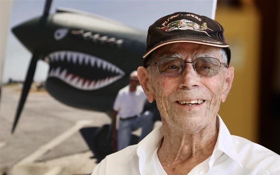 Oldest active pilot: world record set by Harry Moyer