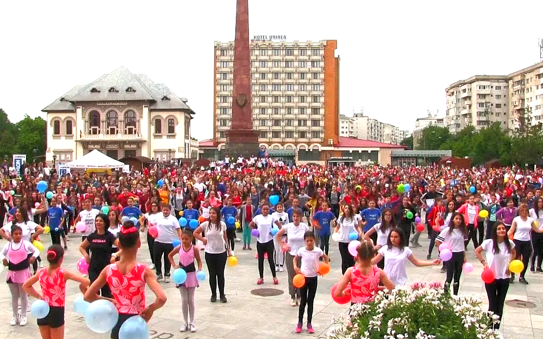 Largest Workout Flashmob: world record set by Romanian schoolchildren Largest Workout Flashmob: world record set by Romanian schoolchildren
