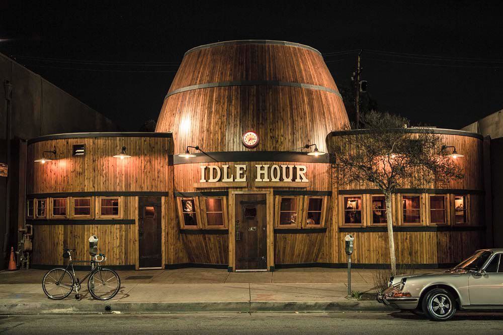 World's Largest Bar Shaped Like a Whiskey Barrel: world record in Los Angeles, California
