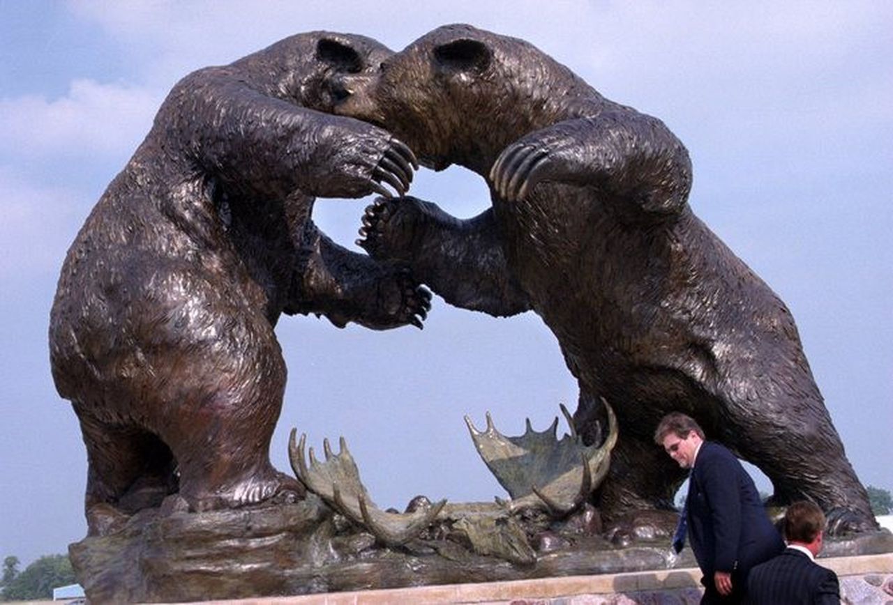 World's Largest Bronze Wildlife Sculpture: wolrd record set in Dundee, Michigan