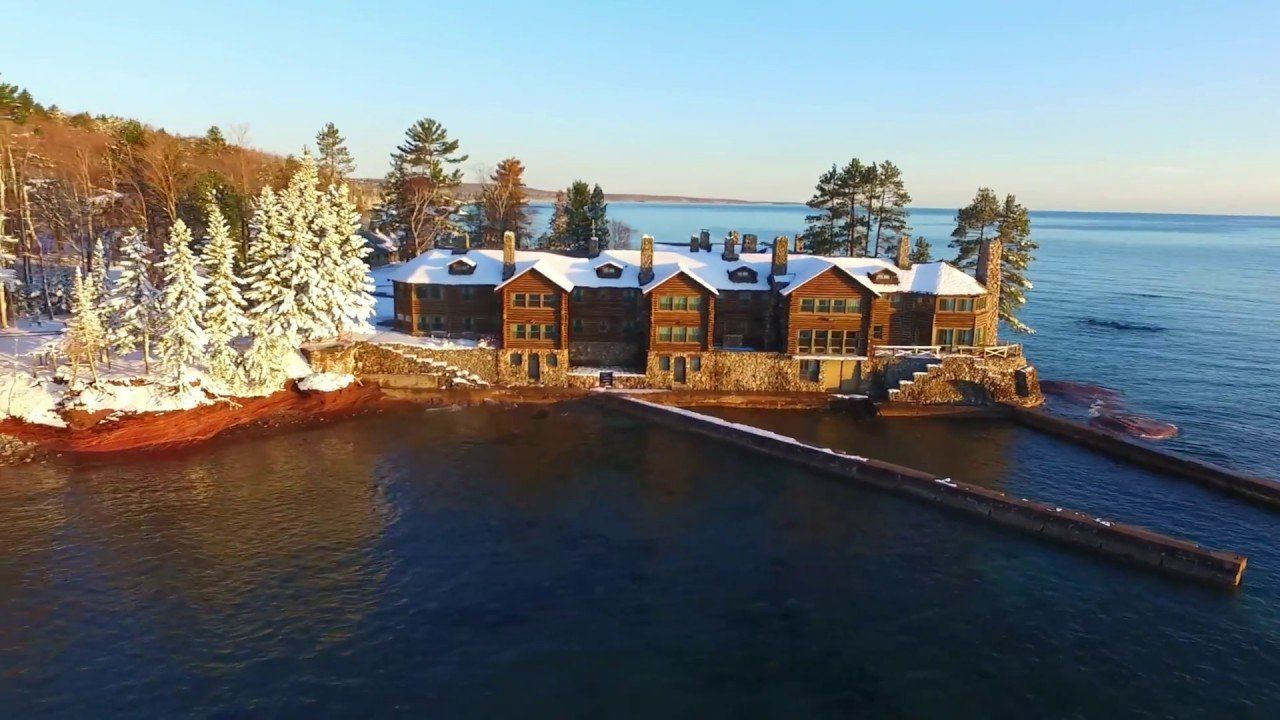 World's largest log cabin: world record in Marquette, Michigan