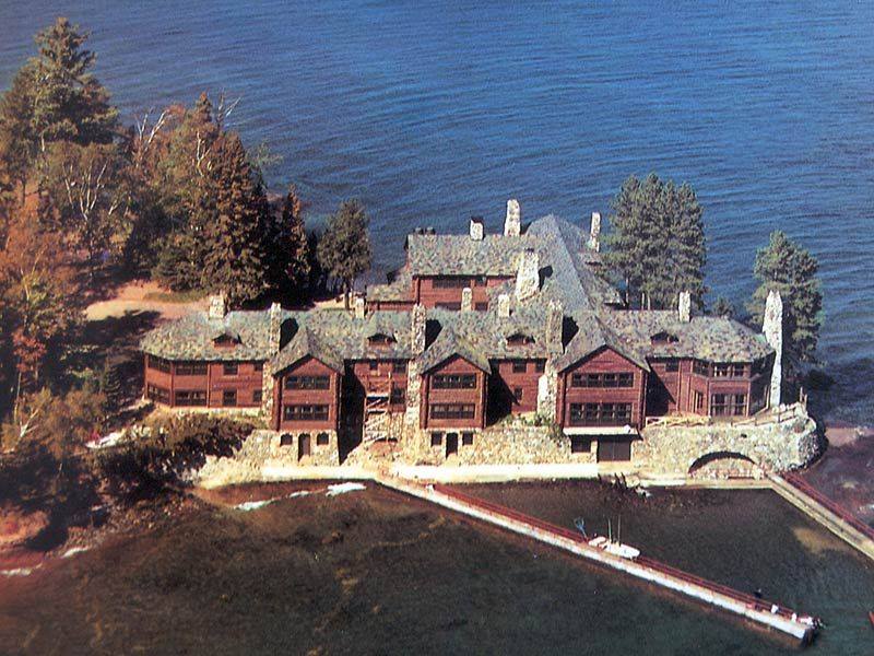 World's largest log cabin: world record in Marquette, Michigan