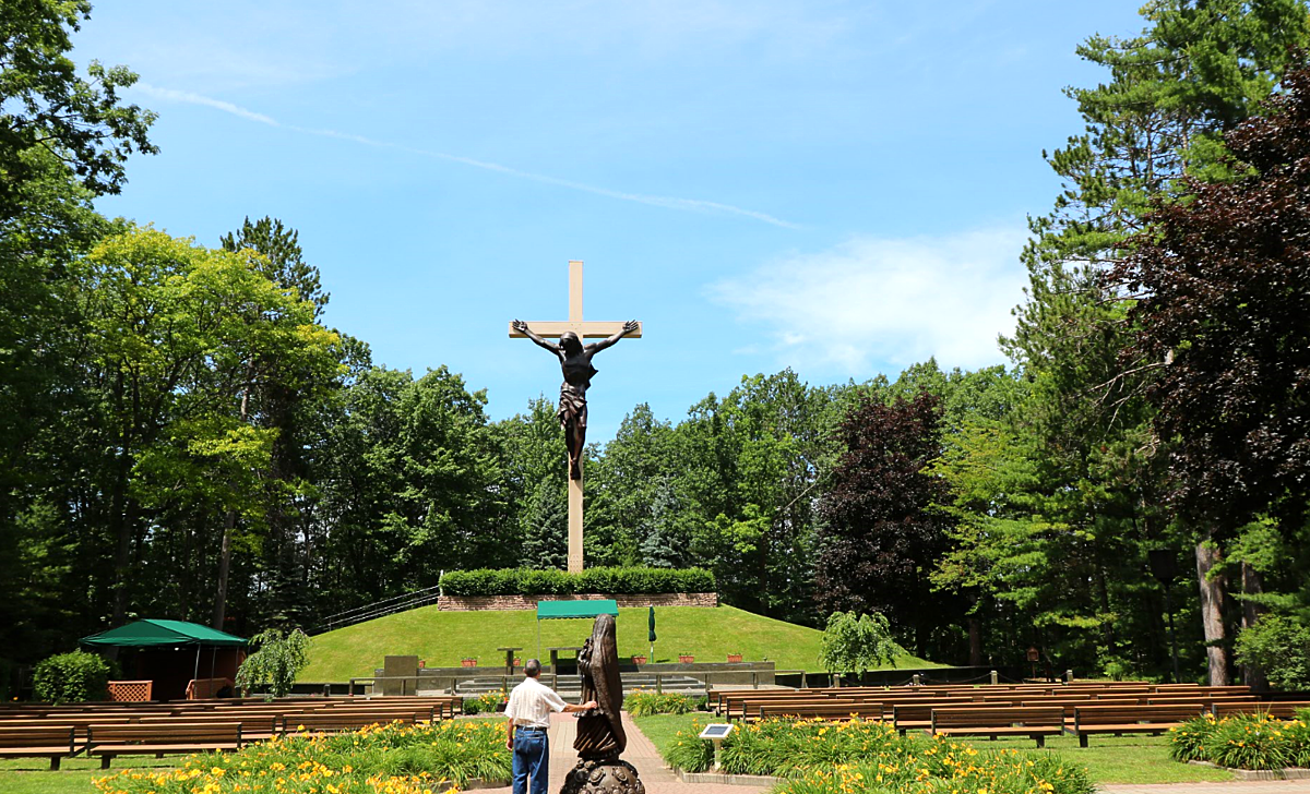 World’s Largest Crucifix (carved from a single tree): world record in Indian River, Michigan World’s Largest Crucifix (carved from a single tree): world record in Indian River, Michigan