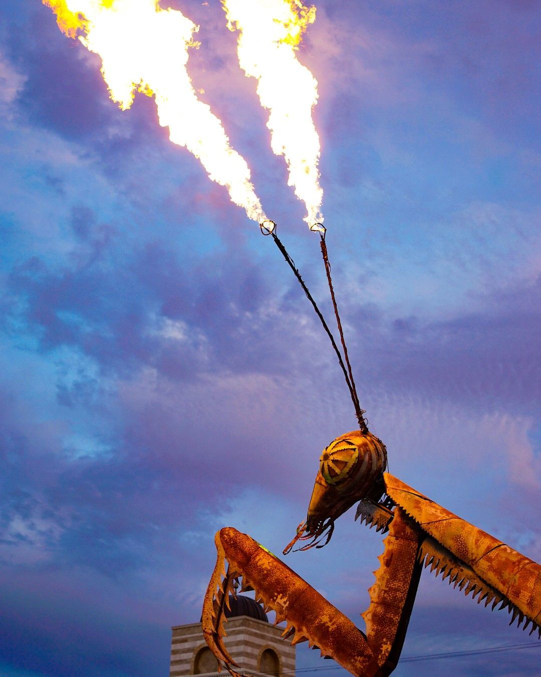 World’s Largest Fire-Breathing Praying Mantis: world record in Las Vegas, Nevada