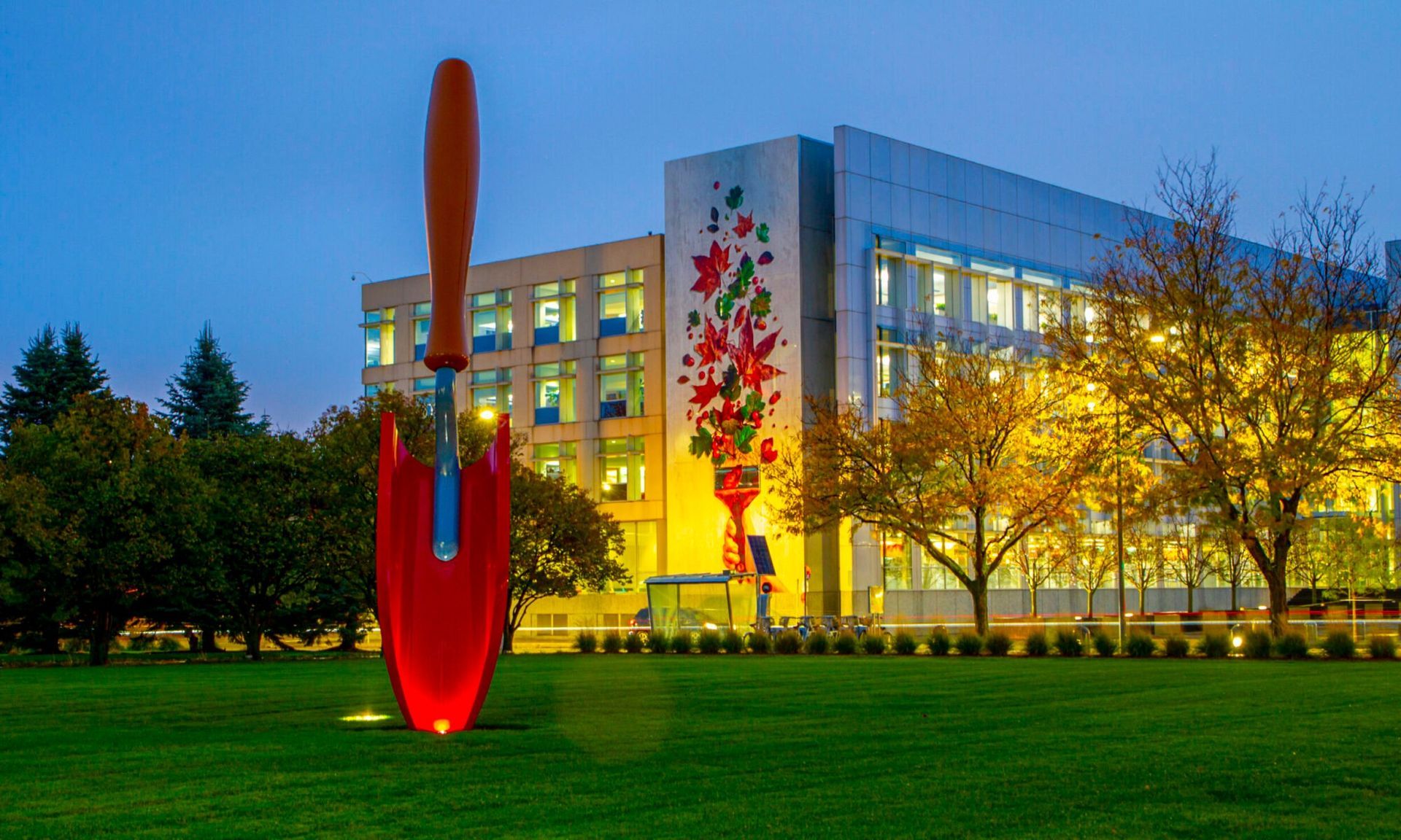 World's Largest Garden Trowel Sculpture: world record in Des Moines, Iowa