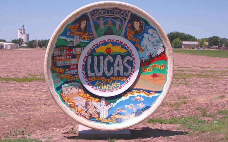 World’s Largest Souvenir Travel Plate: world record in Lucas, Kansas