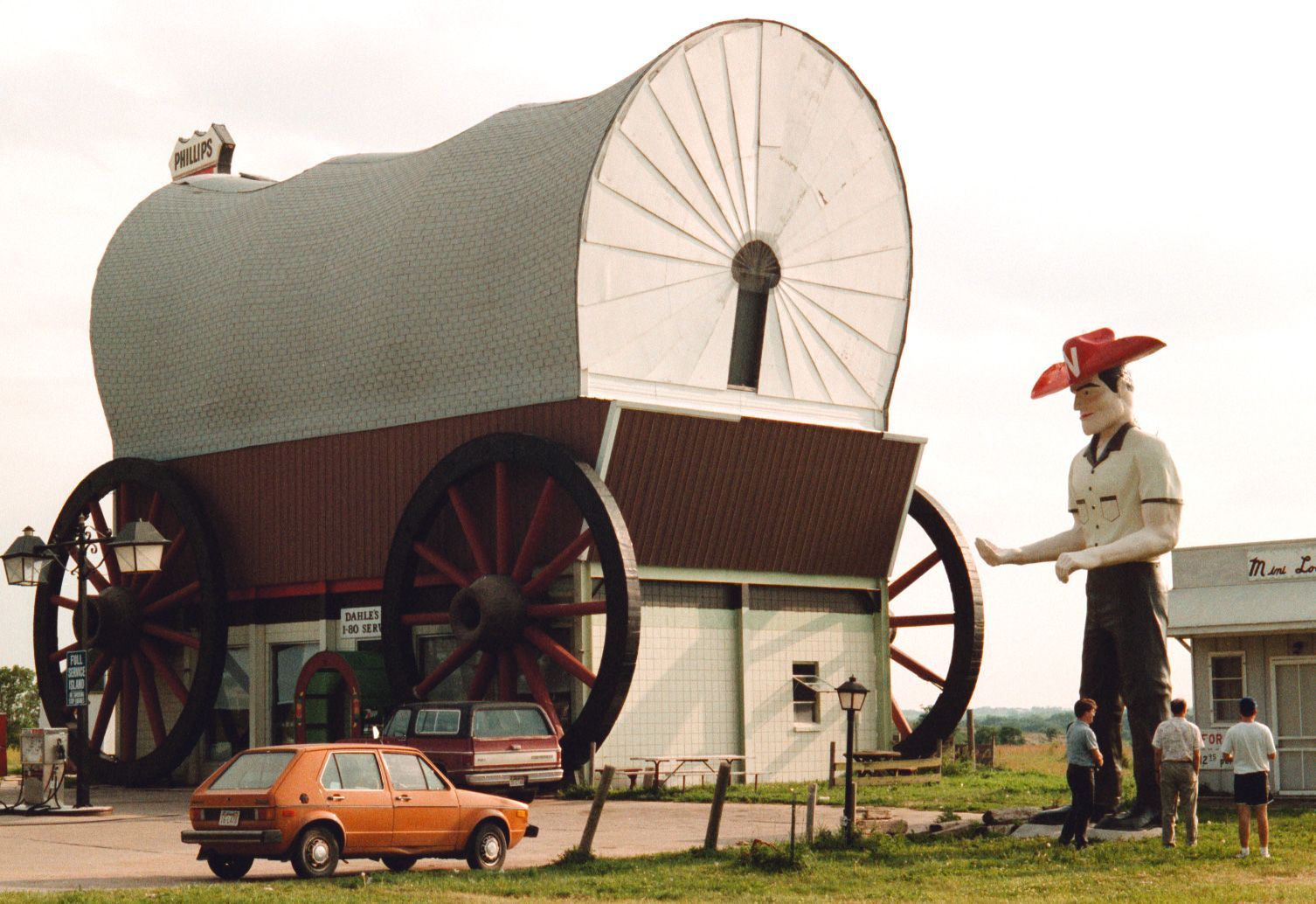 
World’s first covered wagon-shaped gas station, world record in Milford, Nebraska
