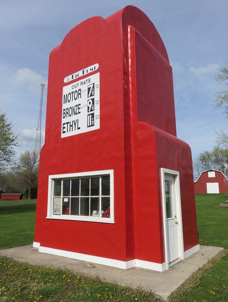 World's Largest Gas Pump: world record in King City, Missouri