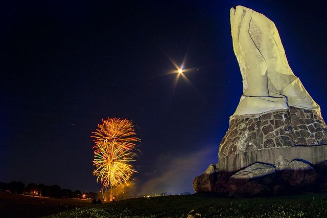 World's Largest Praying Hands Memorial: world record in Webb City