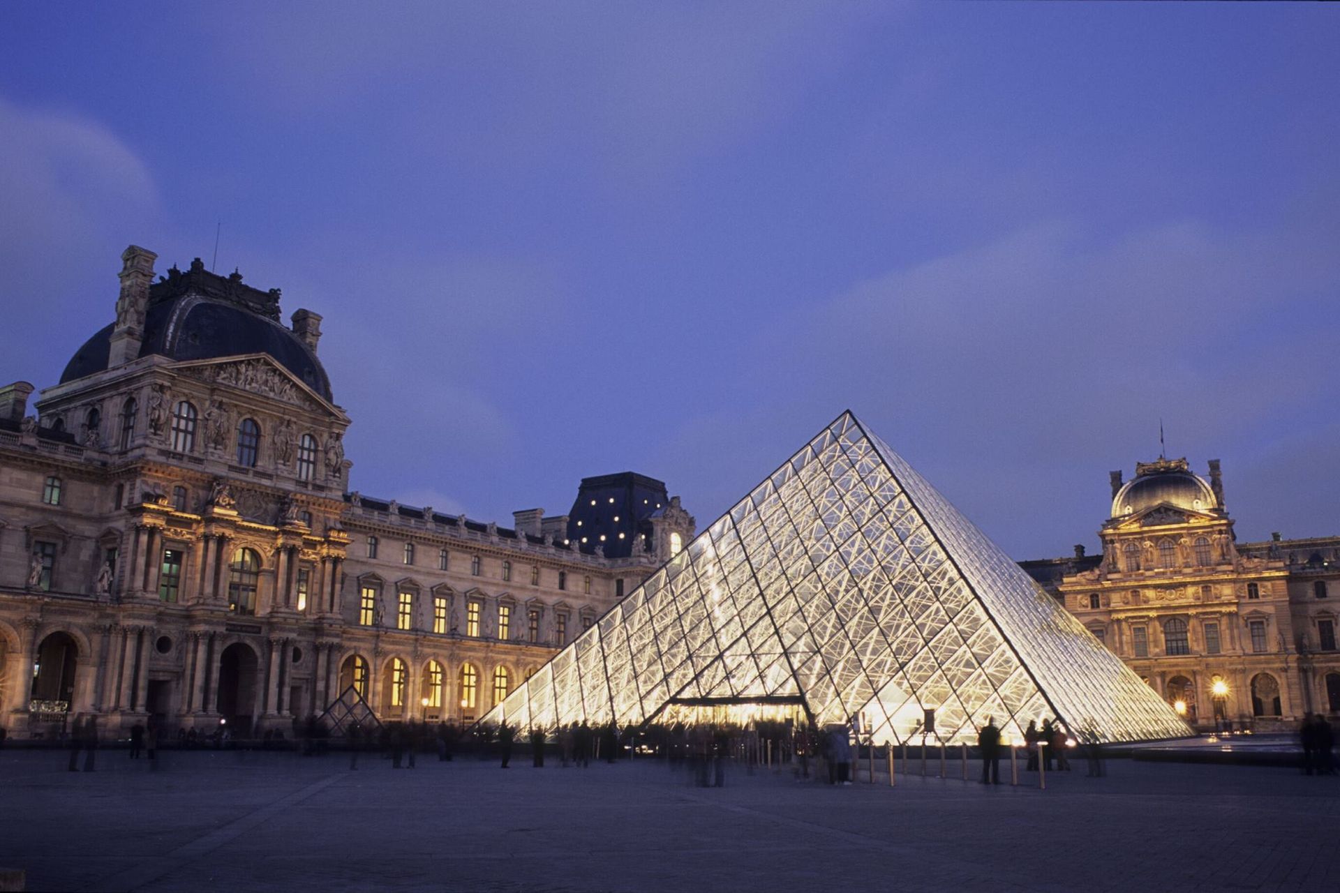 World's most-visited museum: world record in Paris, France