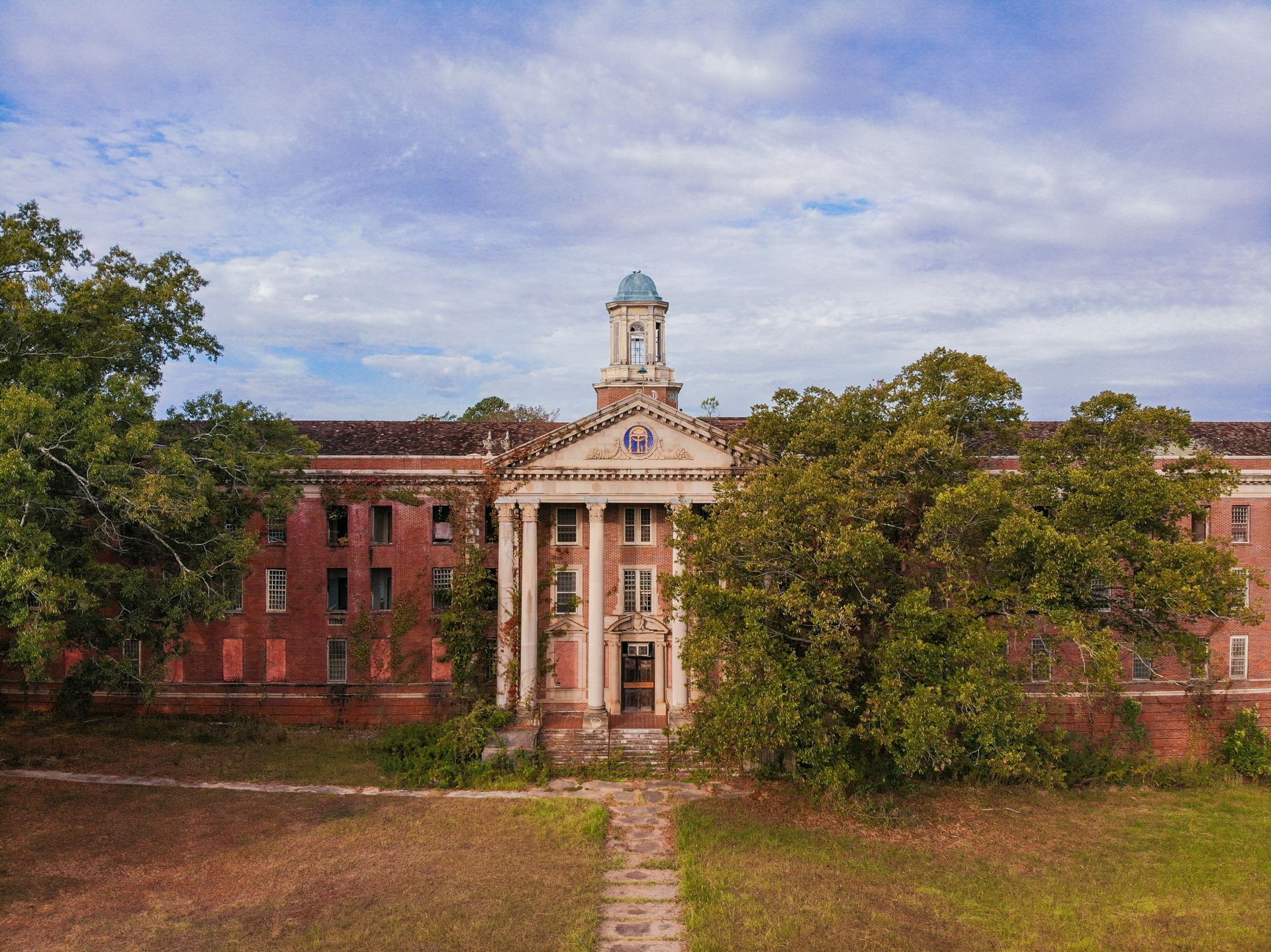 World's Largest Abandoned Mental Asylum: world record in Milledgeville, Georgia