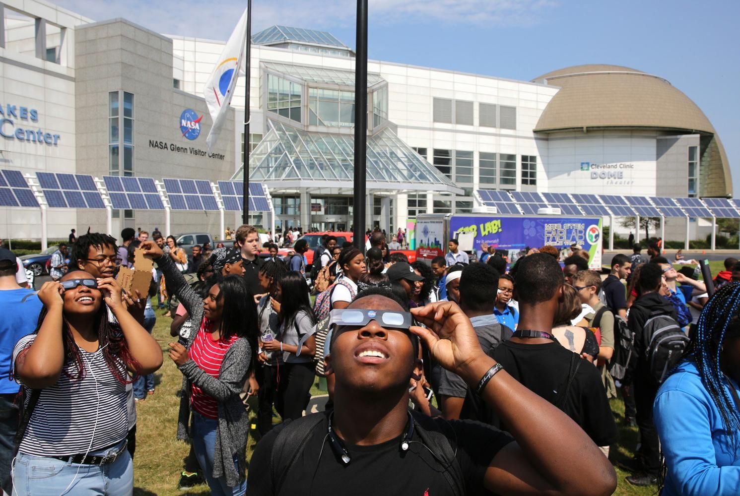 World's largest pair of eclipse glasses: world record in Memphis, Tennessee