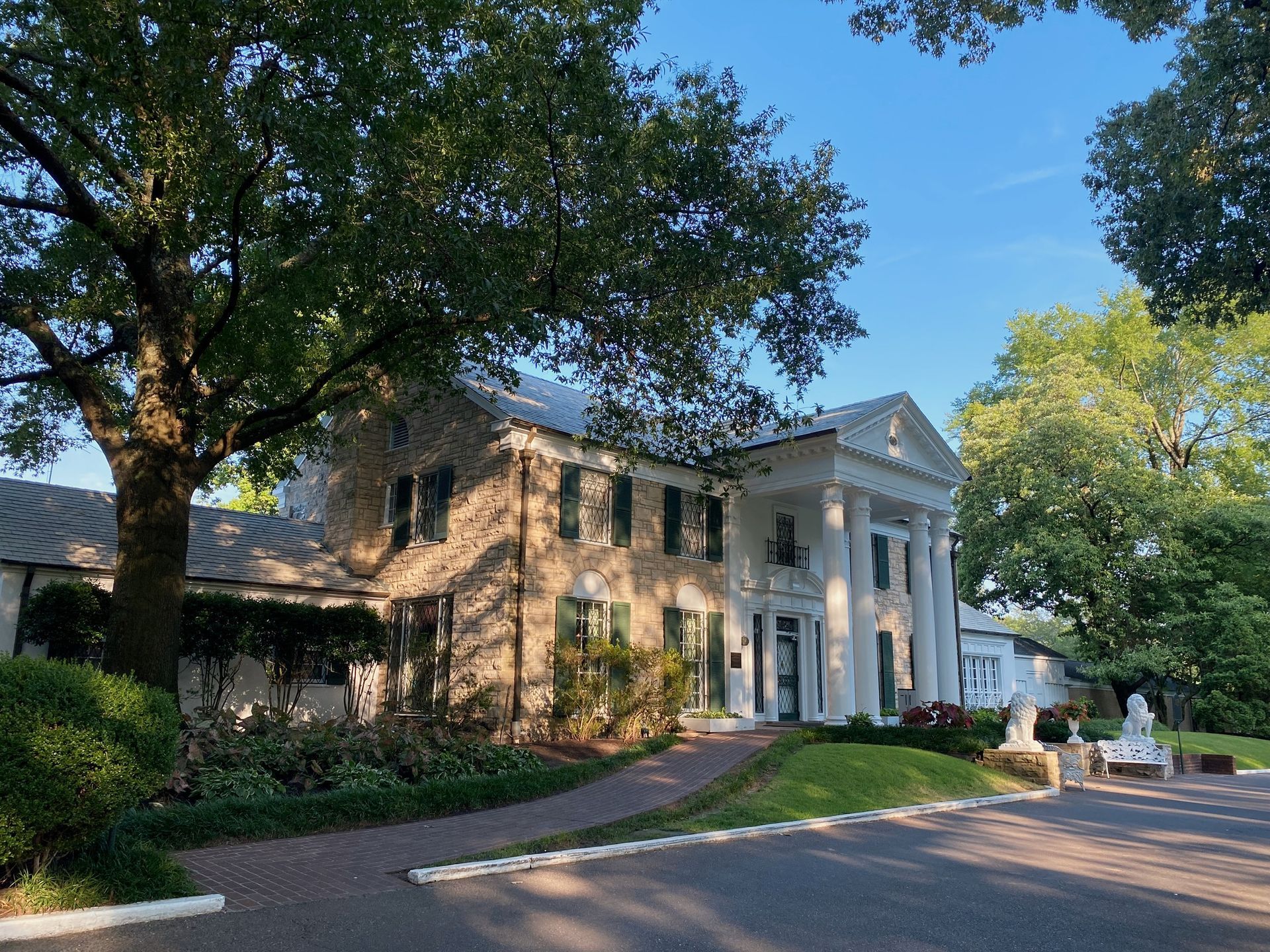 World's largest Elvis Presley museum: world record in Memphis, Tennessee