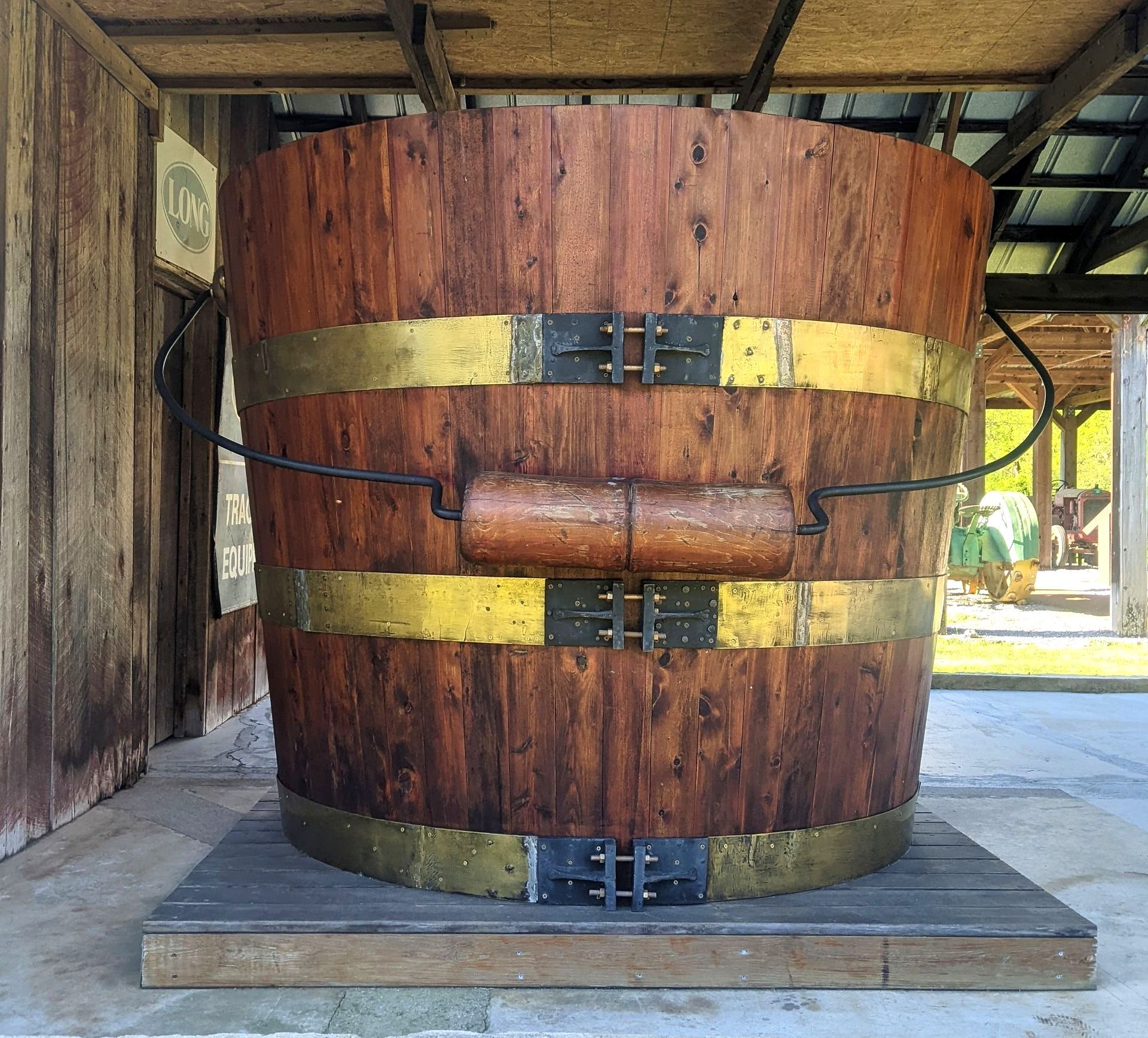  World's Largest Cedar Bucket: world record in Murfreesboro, Tennessee 