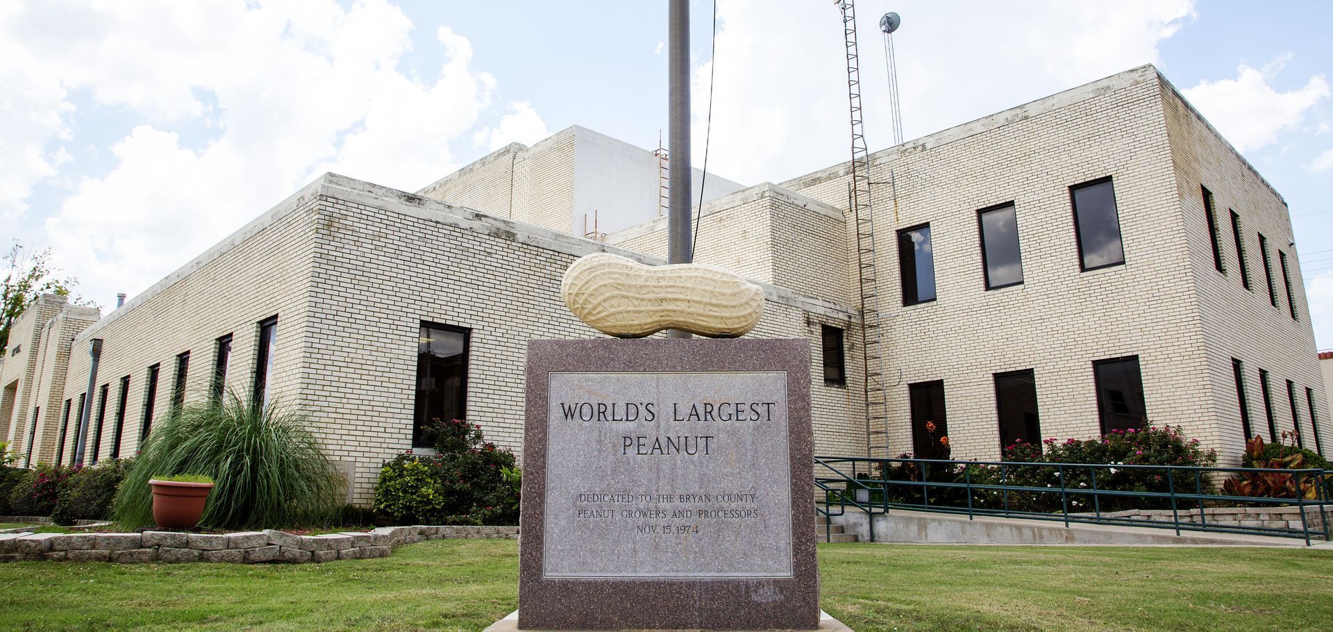  World's Largest Peanut Sculpture: world record in Durant, Oklahoma