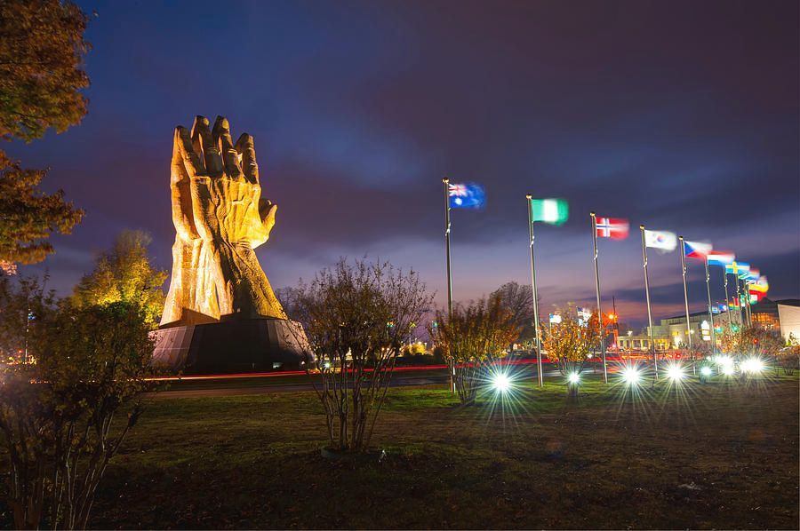 
World's Largest Praying Hands Statue: world record in Tulsa, Oklahoma