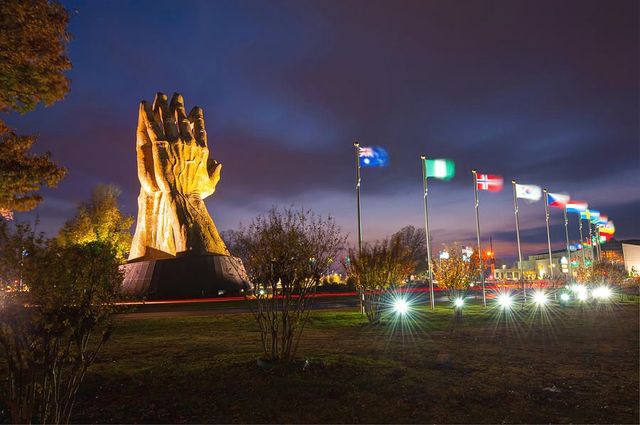 World's Largest Praying Hands Statue: world record in Tulsa, Oklahoma