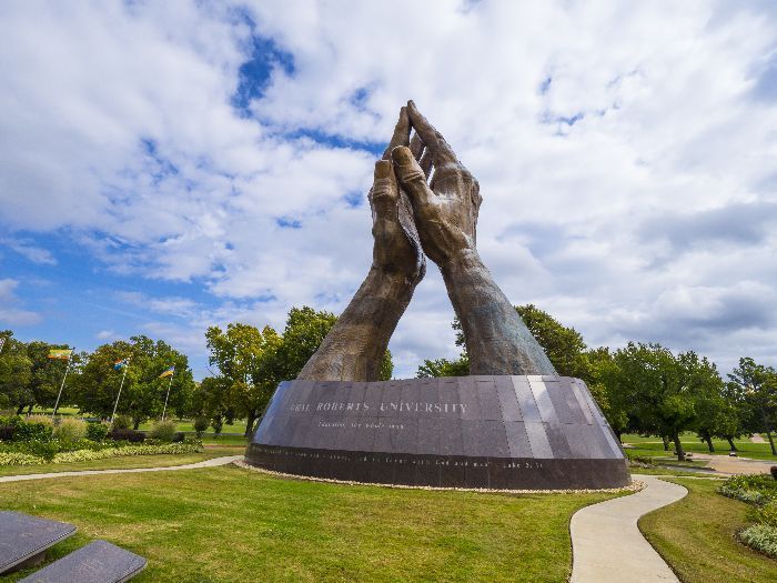 World's Largest Praying Hands Statue: world record in Tulsa, Oklahoma