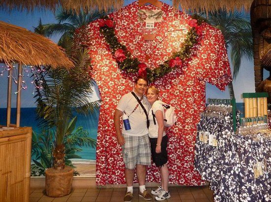 World's Largest Aloha Shirt, world record in Honolulu, Hawaii
