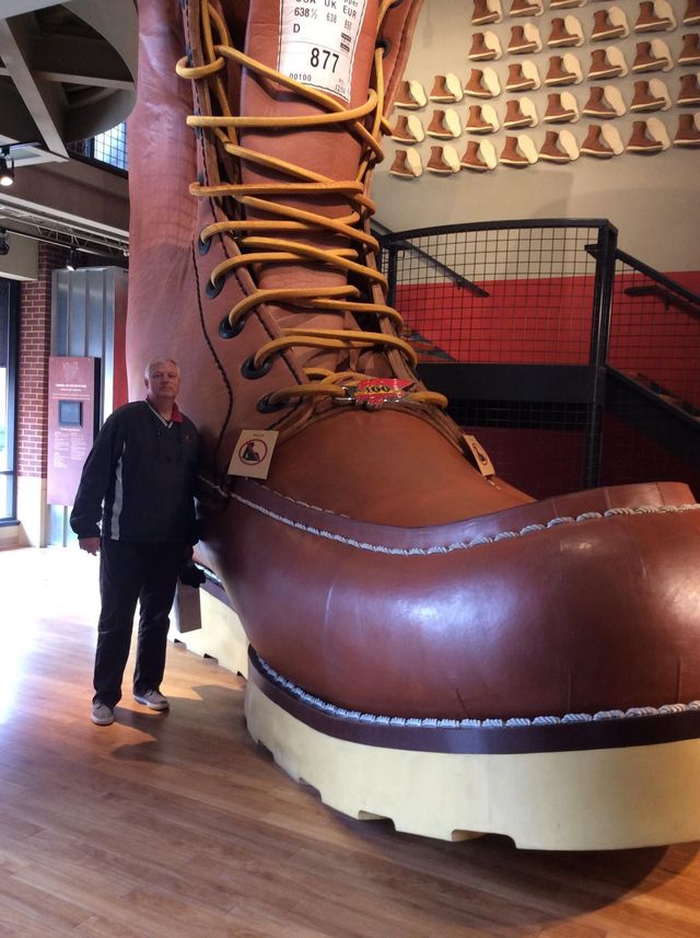 red wing big boot