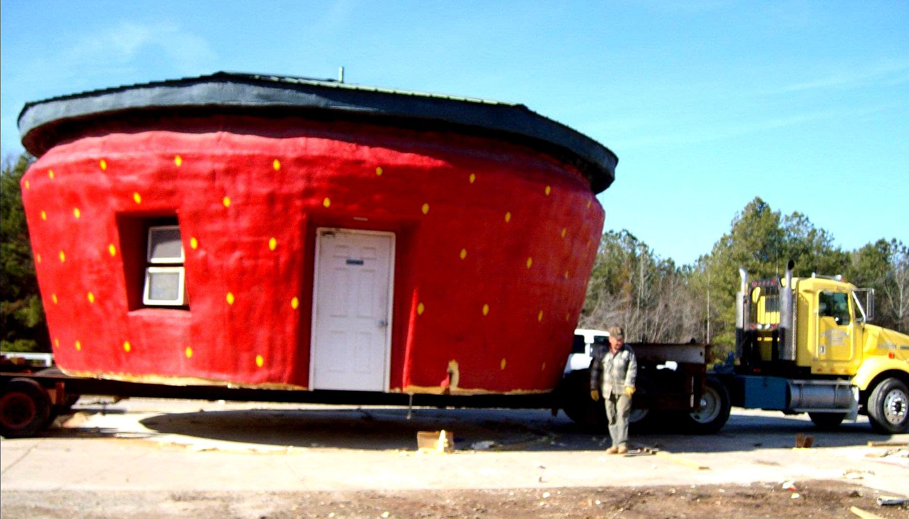 
World's Largest Strawberry-shaped Building, world record in Ellerbe, North Carolina