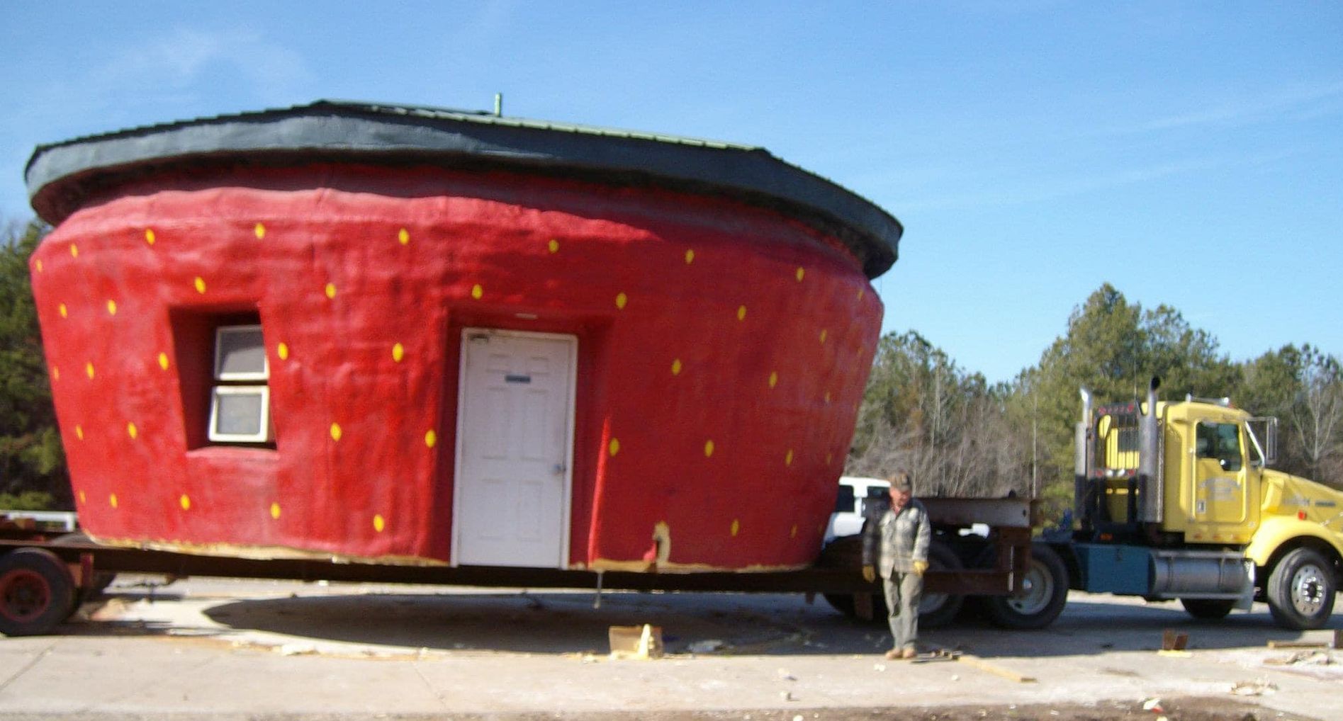 
World's Largest Strawberry-shaped Building, world record in Ellerbe, North Carolina
