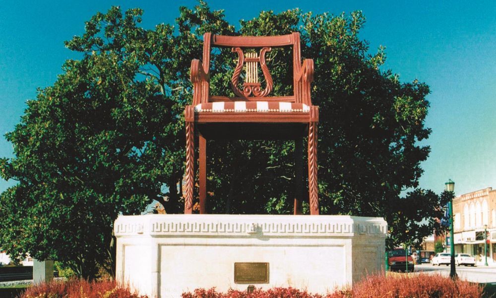 
World's Largest Duncan Phyfe Chair, world record in Thomasville, North Carolina