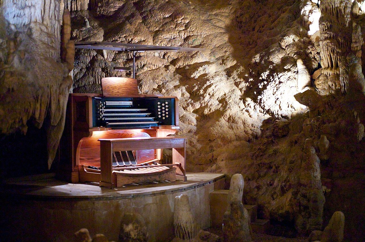 Largest natural underground musical instrument, world record in the Luray Caverns, Virginia