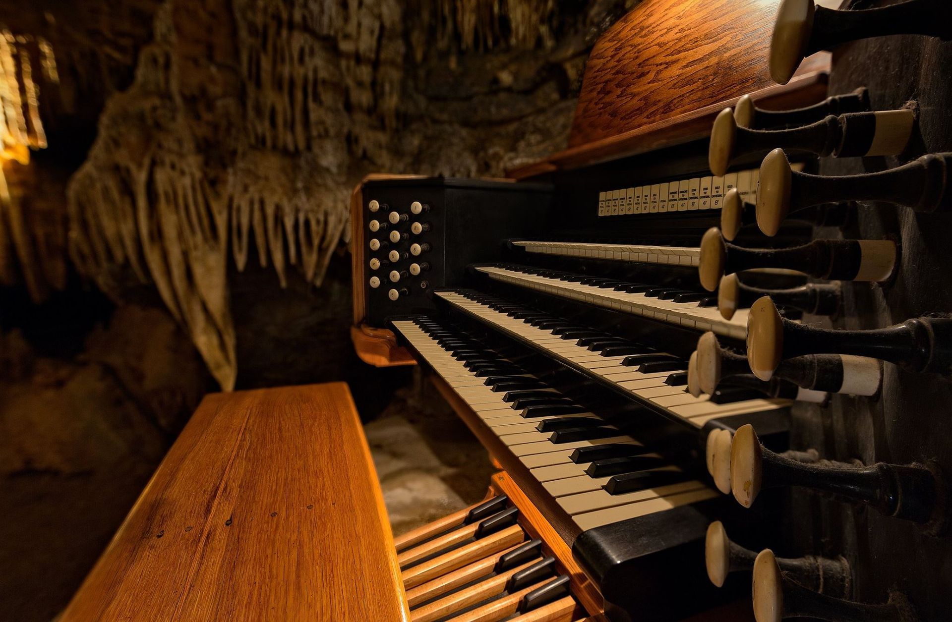 Largest natural underground musical instrument, world record in the Luray Caverns, Virginia