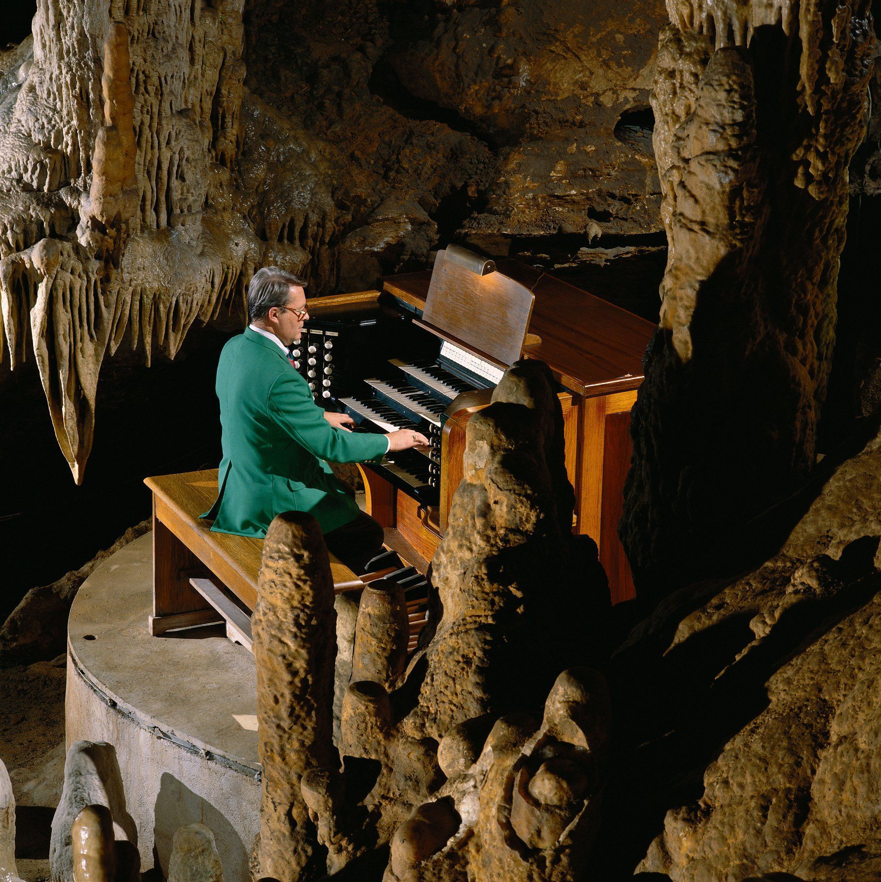 Largest natural underground musical instrument, world record in the Luray Caverns, Virginia