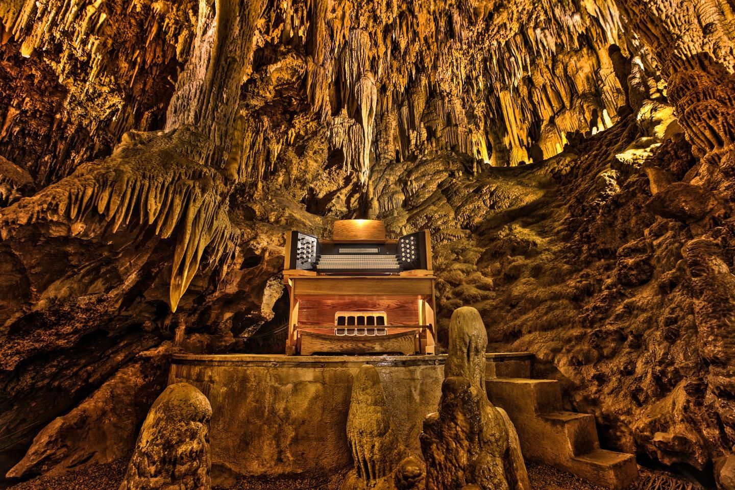 Largest natural underground musical instrument, world record in the Luray Caverns, Virginia