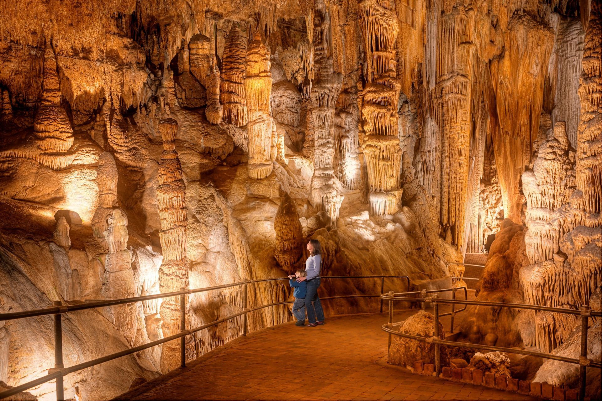 Largest natural underground musical instrument, world record in the Luray Caverns, Virginia