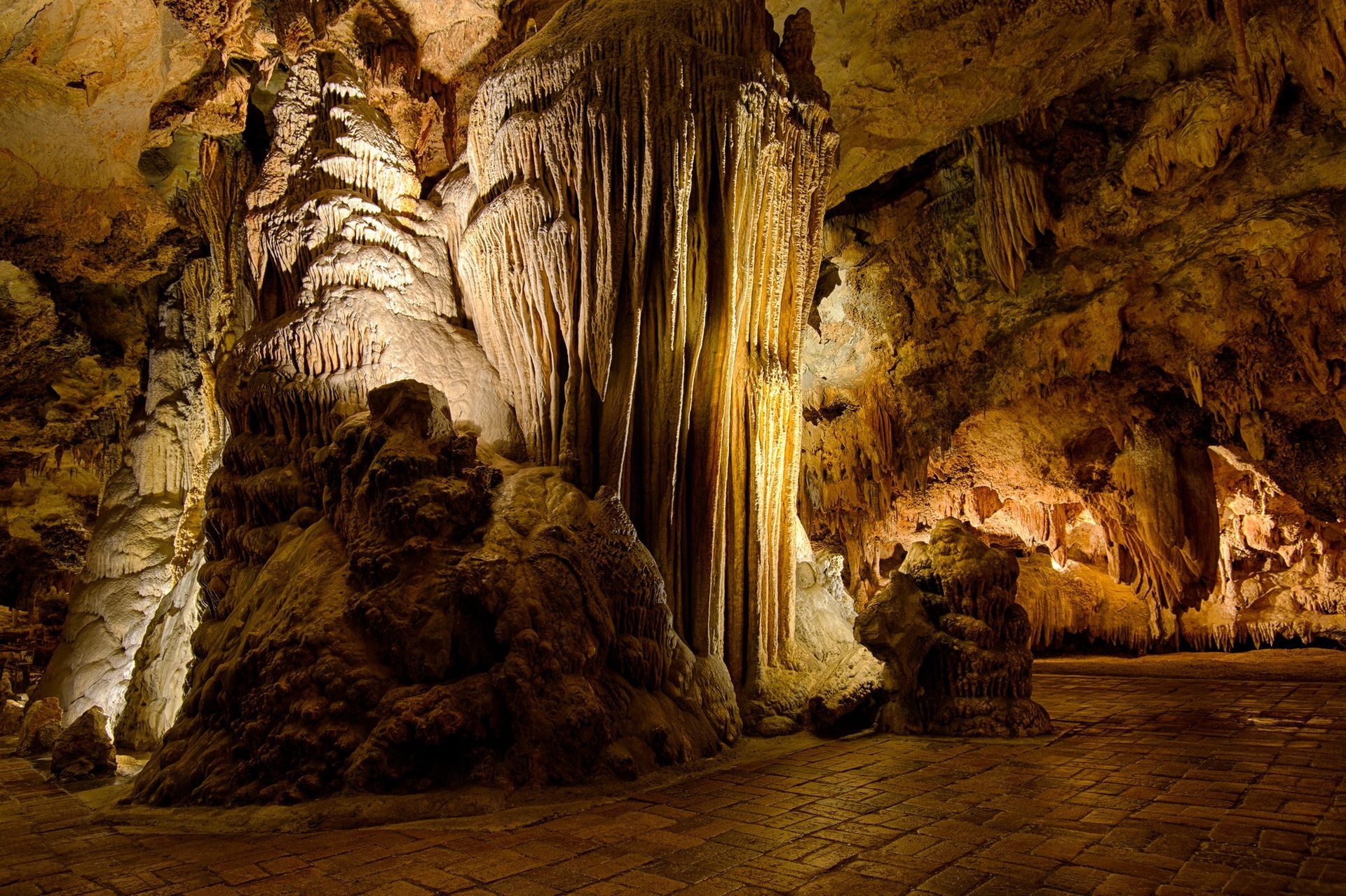 Largest natural underground musical instrument, world record in the Luray Caverns, Virginia