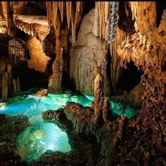 Largest natural underground musical instrument, world record in the Luray Caverns, Virginia