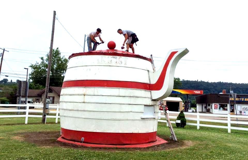 World's Largest Teapot-shaped Building, world record in Chester, West Virginia
