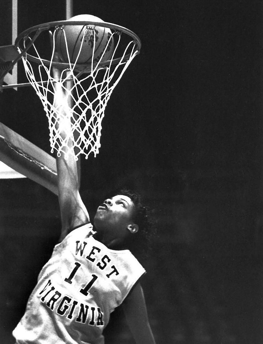 First official dunk in a women's college basketball game: Georgeann Wells