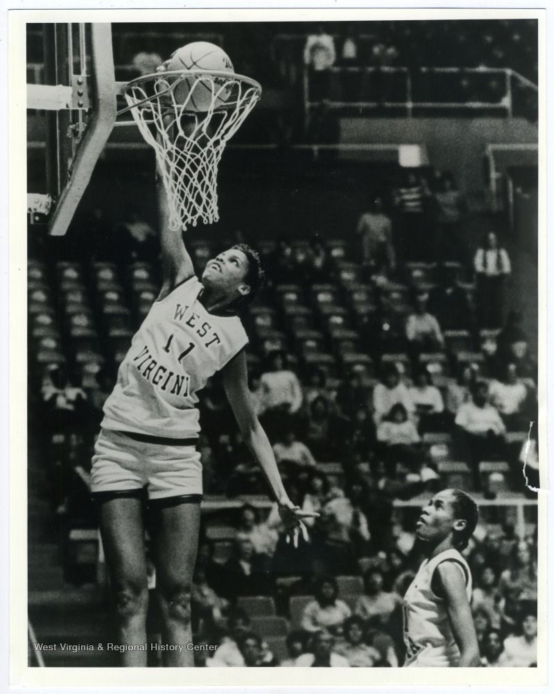 First official dunk in a women's college basketball game: Georgeann Wells