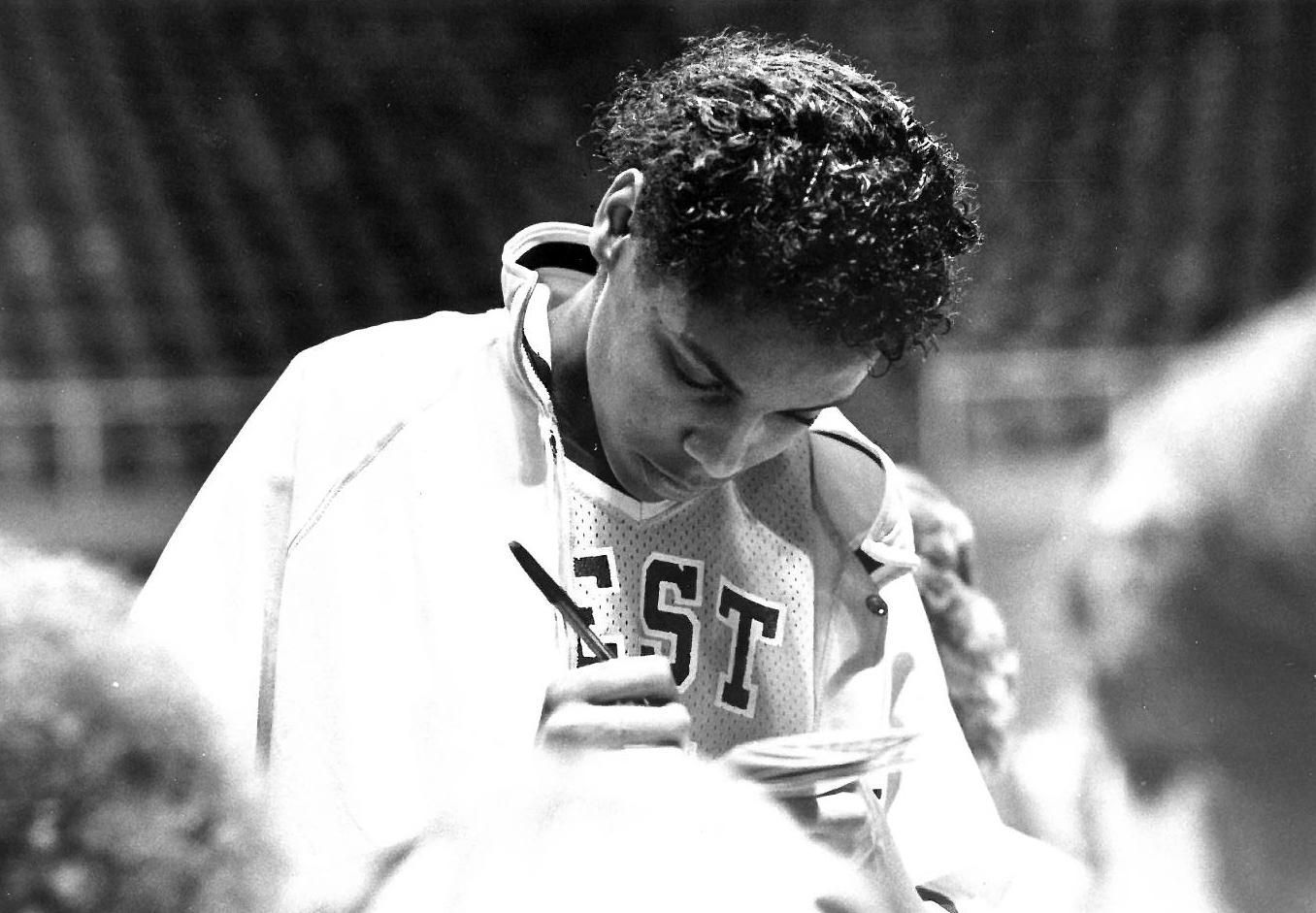 First official dunk in a women's college basketball game: Georgeann Wells