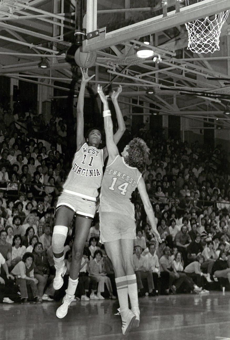 First official dunk in a women's college basketball game: Georgeann Wells