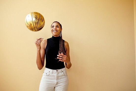 First official dunk in a women's college basketball game: Georgeann Wells