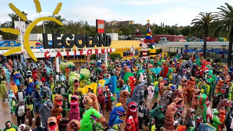 World's Largest Dinosaur Costume Party, LEGOLAND California Resort sets world record