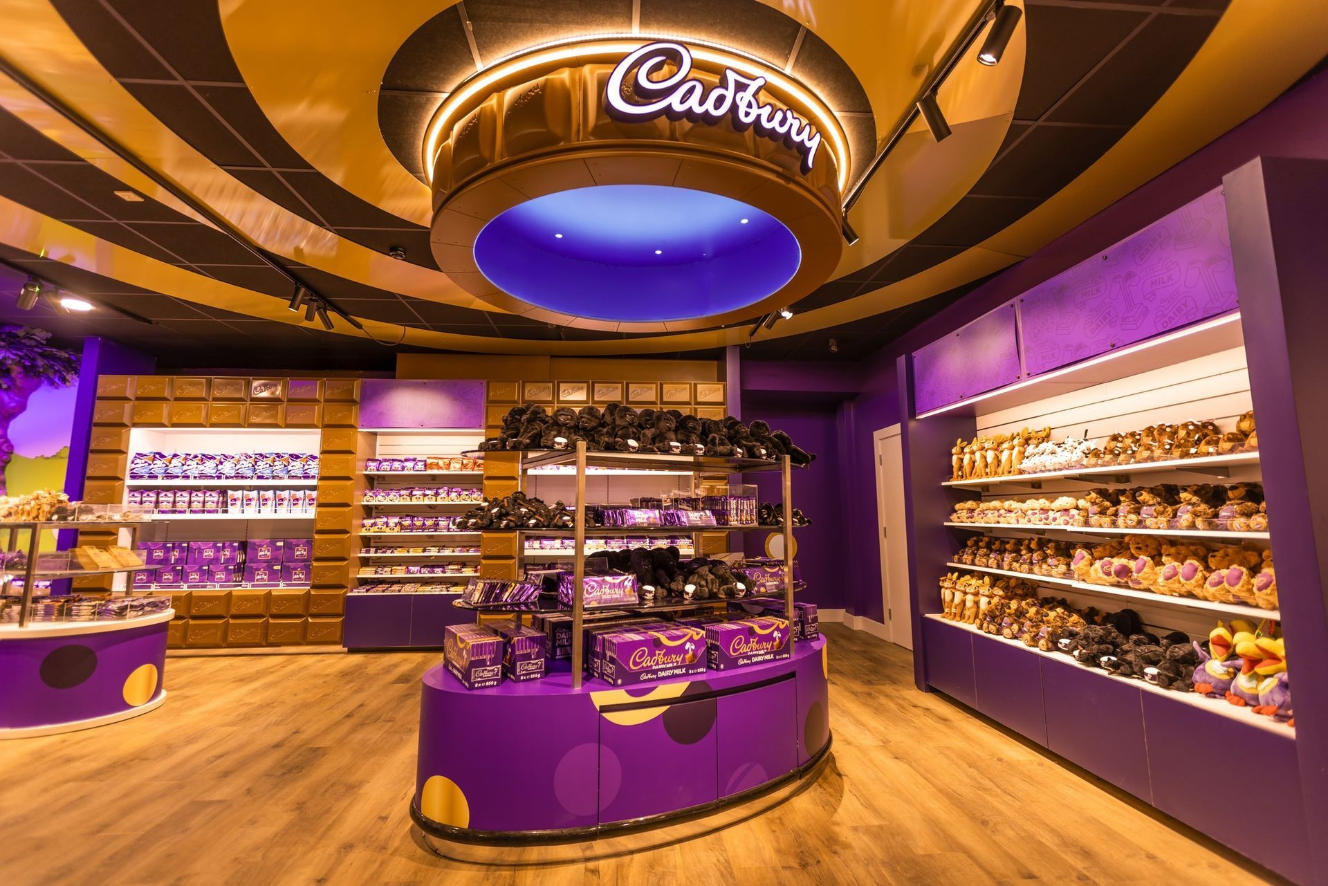 World's Largest Cadbury Creme Egg, Cadbury World in Birmingham sets world record
