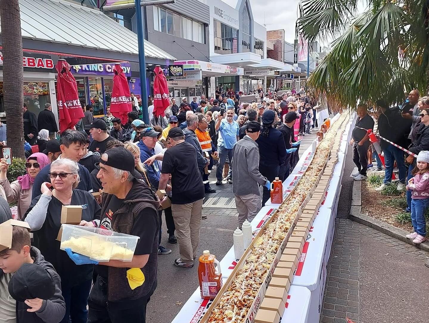 Largest serving of doner kebab meat and chips, world record set in Australia Largest serving of doner kebab meat and chips, world record set in Australia