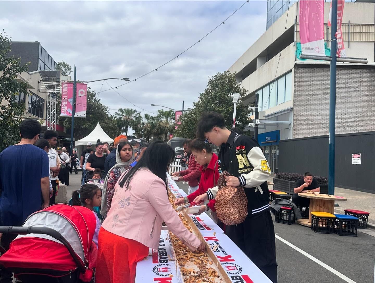 Largest serving of doner kebab meat and chips, world record set in Australia Largest serving of doner kebab meat and chips, world record set in Australia